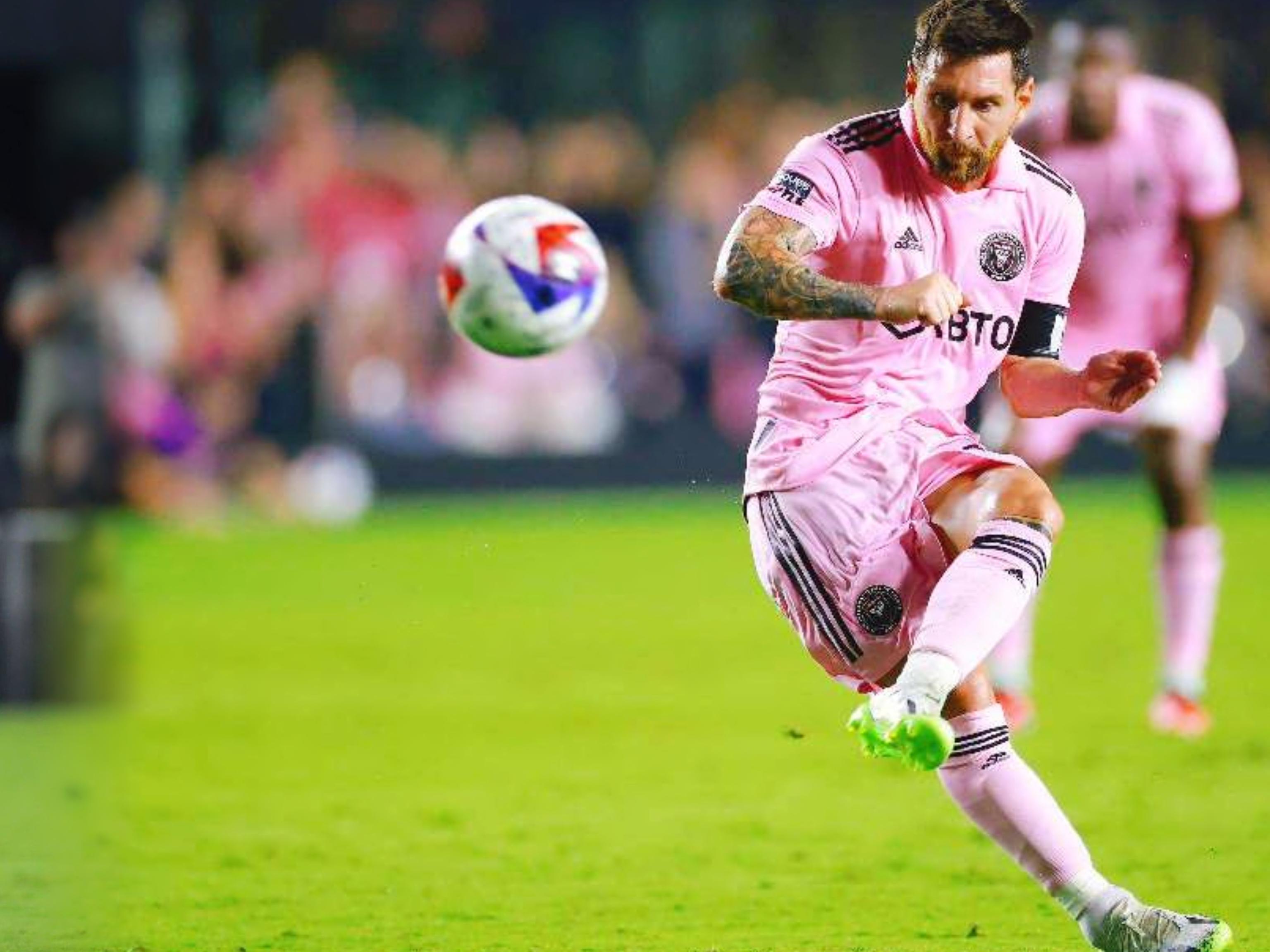 把持不住！国外知名模特穿透明装战衣cos《剑星》伊芙